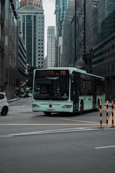 白天路上的白色公共汽车